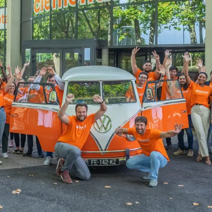 Photo de toute l'équipe de Clementine devant le van Volkswagen orange