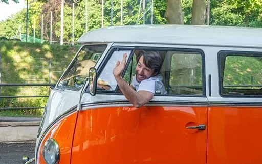 Photo de William, Co-fondateur de Clementine en train de conduire le van
